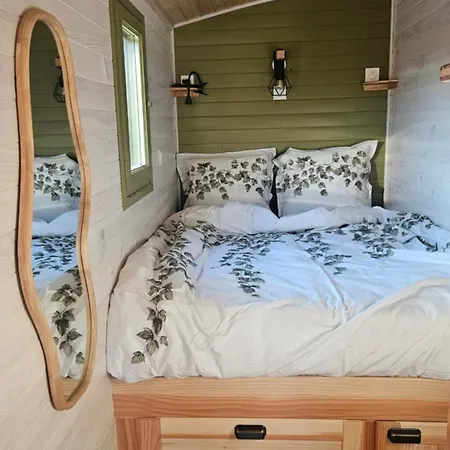 Roulotte Farigoule Esmeralda לינה וארוחת בוקר Baron (Gard)